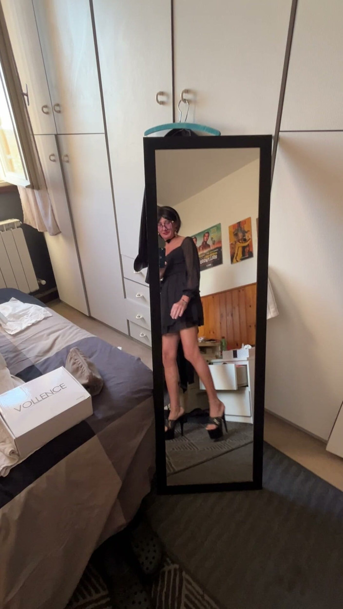 Andreina Naty: Sexy Gang Vor Dem Spiegel