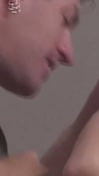 Brünette schönheit reitet hart nach schlampigem blowjob