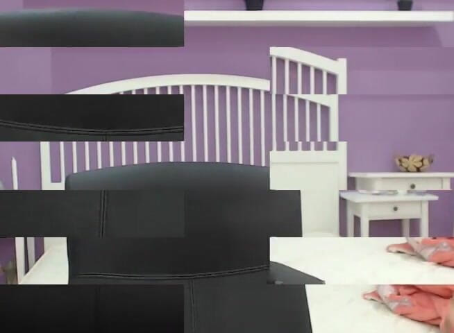 Number Two Studio: Alessa se bucură de vibratorul ei după duș