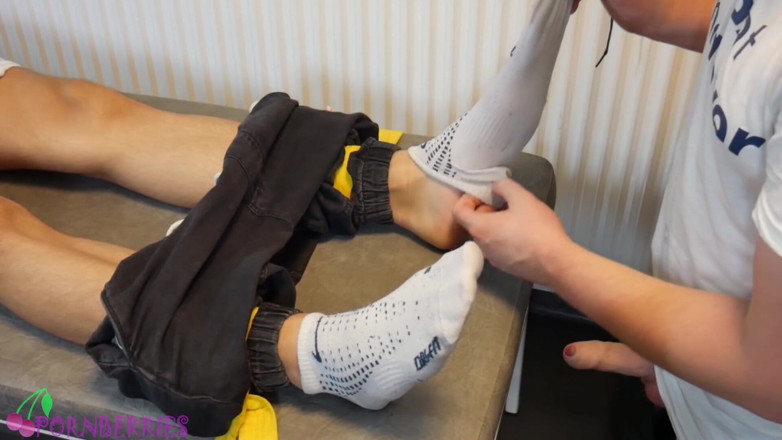 Ethan Alex: Nadržený optik zotročen a použil svázaného mladého pacienta