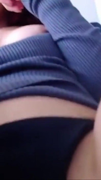 Ich feuchte meine vagina mit meinen fingern, bis ich das vergnügen nicht mehr aushalten kann, komm und fick mich