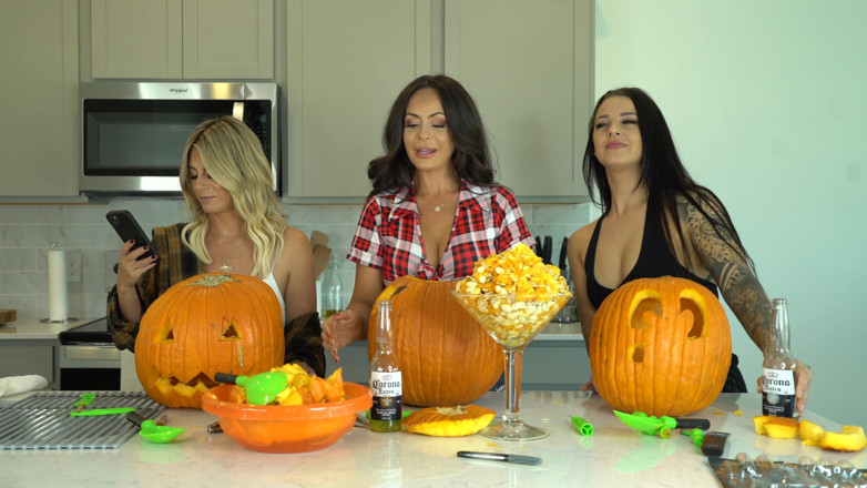 Evelin Stone: Kiki Mariah_970 Evelin Carve Pumpkins Nude Photoshoot After