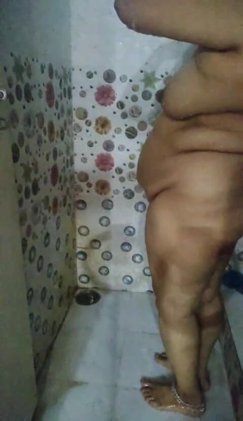 Telugu-fuckers: Desi heiße dicke möpse, geschwollene brustwarzen Tante, nackte badeshow für...