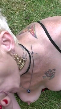 Une blonde excitée de 60 ans se fait baiser dans la nature 5066