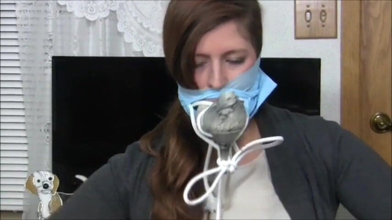 Selfgags classic: Amadora menina ao lado se engasga!