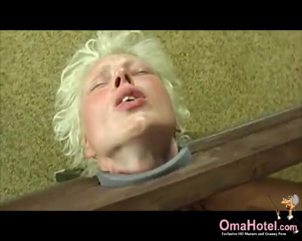 Old Nanny: BDSM 세션에서 묶인 채 따먹히는 스트랩