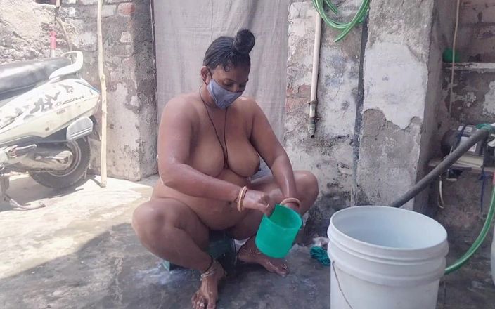 Your love geeta: Videoclipul sexy al indiencei Bhabhi în timp ce face baie
