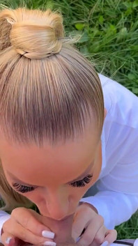 Blonďatá děvka kouří s výstřikem na obličej v zahradě