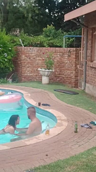 Ella estaba tan cachonda que usamos la con dos pollas