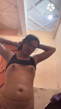 Saya Menanggalkan Pakaian Saya Dan Mandi Kotor.