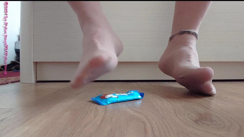 Carmen_Nylonjunge: Nylon feet have fun with coconut bars ** crushing **