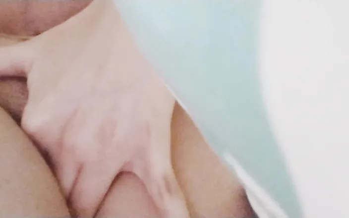 Hot jiya: The Lone Girl Put Out Her Finger to Extinguish the...