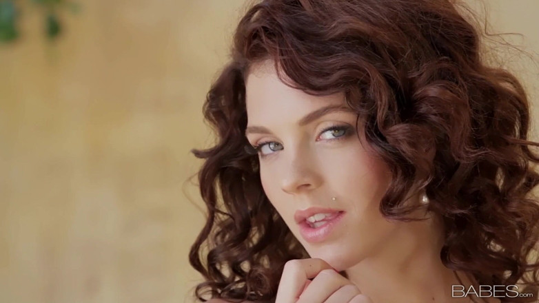 Babes: Babes - hermosa morena Kiera Winters disfruta de una lujosa sesión...