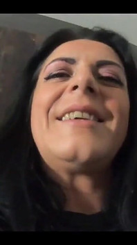 Milfycalla -vestiti allenamento provano con la pipì fetish 159- dea miLF con uno spogliarello corpo perfetto