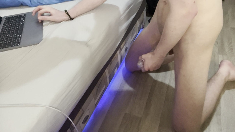 Johnny69227: Giovane Carne Che Scopa Una Fleshlight E Sborra Pesantemente. Gemiti,...