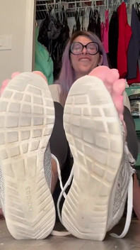 Destruyendo zapatos de talla 9-10 para adaptarse a la talla 16 pies