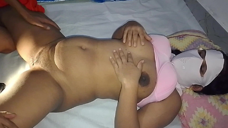 Js Creator: Hermosa chica de prendas de vestir follando a su amiga