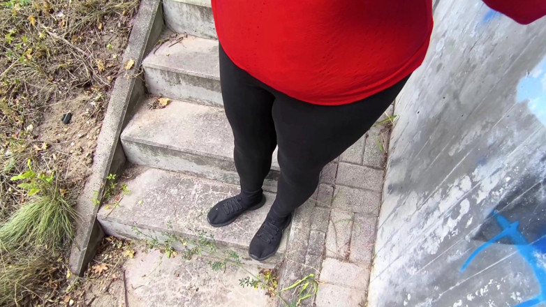 Bouncy Tits Action: Červená prsa vedle vlakového nádraží
