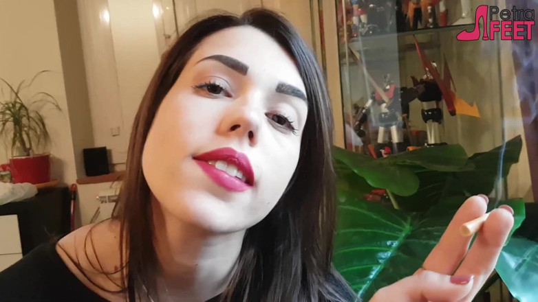Smokin Fetish: Куріння крупним планом з красивою дівчиною
