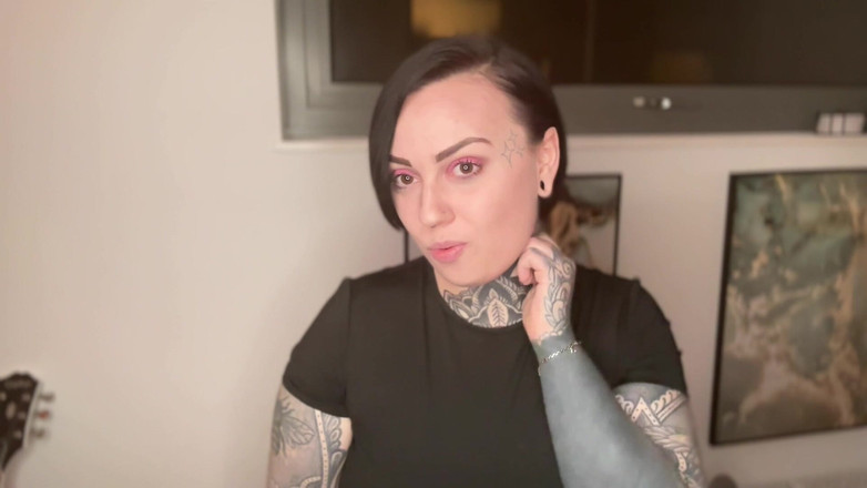 Miss Valentina: Tunjukkan celana dalammu itu padaku