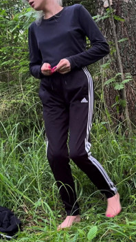 Ik gluur naar een kwetsbaar meisje dat zich omkleedt in het bos en spuit!