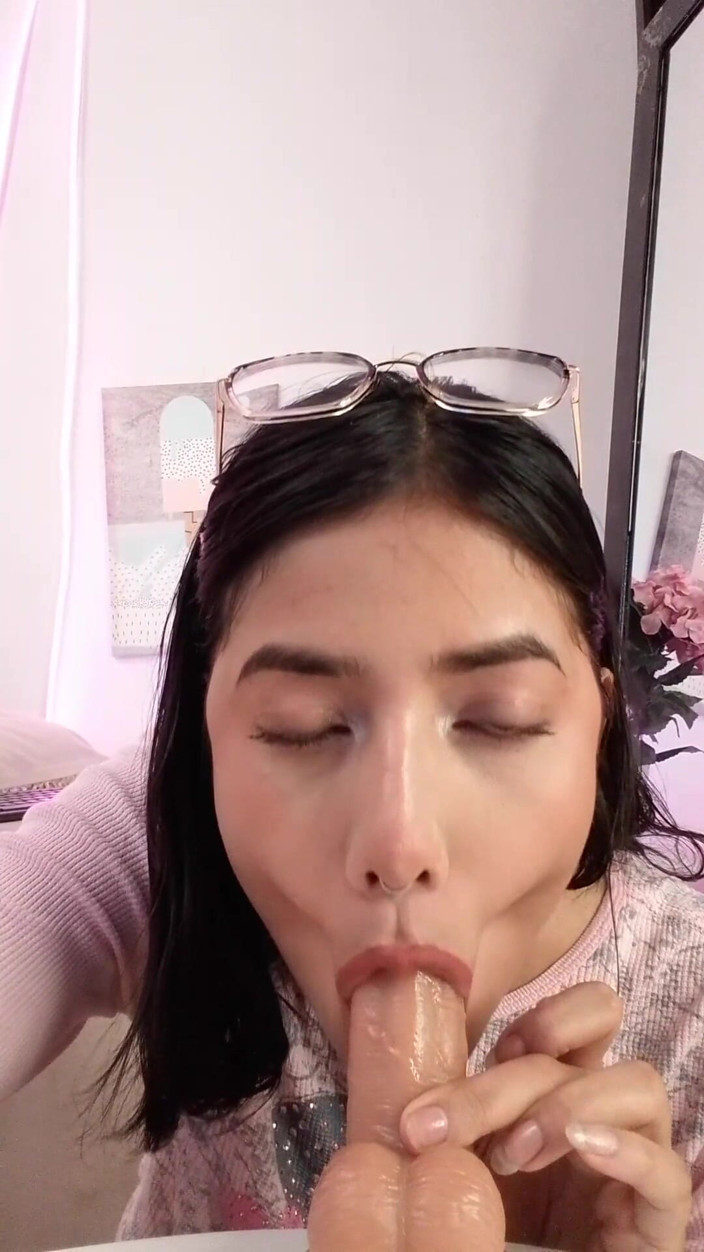 Yvettewill: Kouřím Ti Penis a Jsem Latinoameričanka, Která Miluje, Když Jí...