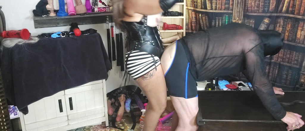 Blondies Pegging Center: Cewek hot rambut pirang lagi asik joget sambil ngentot pantat...