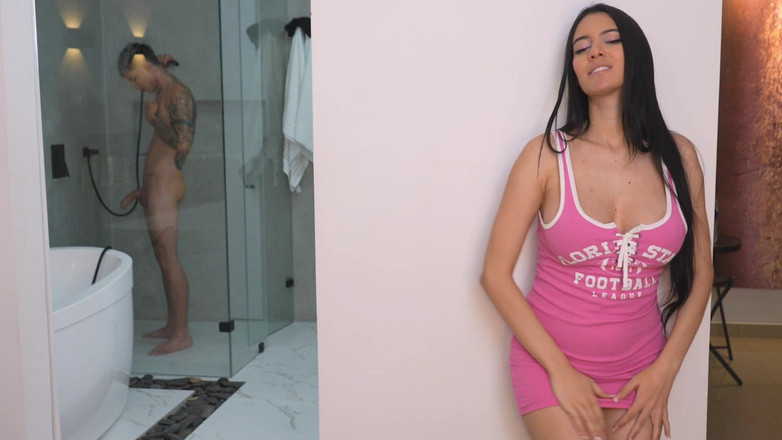 Ambar Prada: 我看着继兄洗澡，暖和身体，我们最后一起做了ogasmos--ambar Prada和danner Mendez