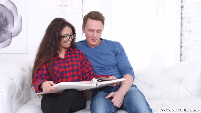 She is Nerdy: Nerdy gal zerżnięta przez nieznajomego