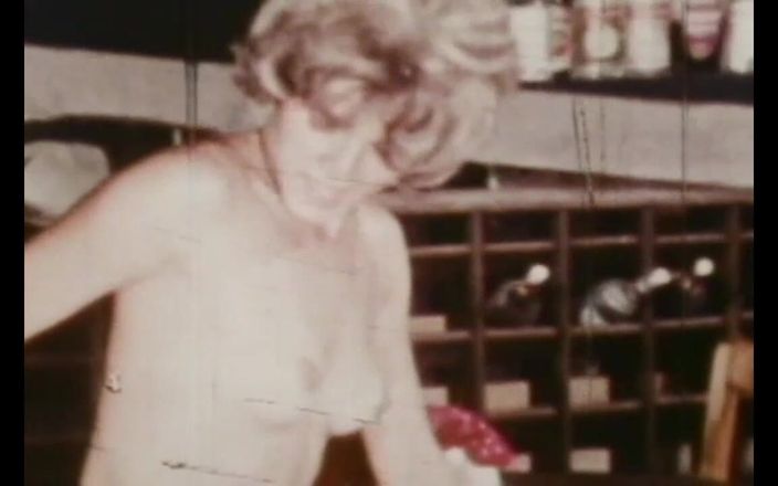 Vintage megastore: Hot Vintage MAMUŚKI z mokrą owłosioną cipką w salonie (pełny film)