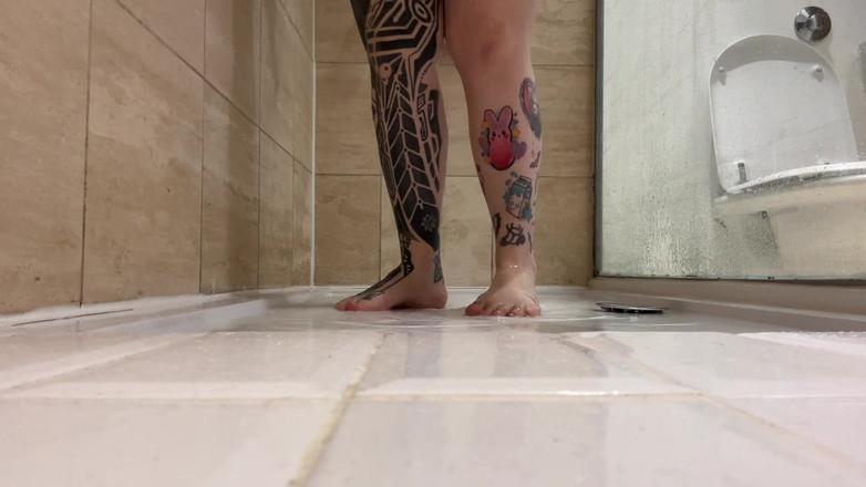 Miss Valentina: Doccia piedi vista