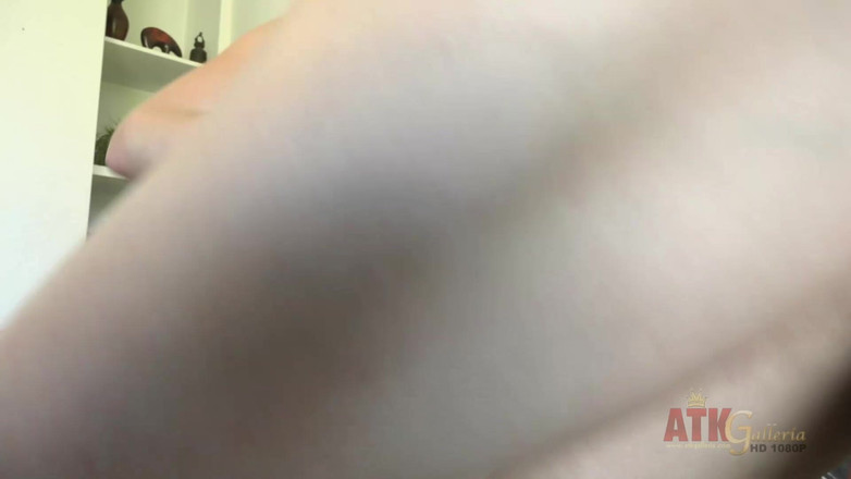 ATK Petites: Armana miller terlihat imut dengan bikini stroberinya.