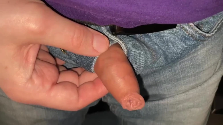 Wichskumpel: Kleiner saftiger unbeschnittener schwanz kommt aus der hose, spielt mit...