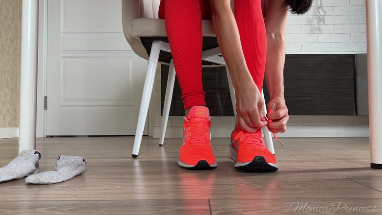 Princess Monica: Zapato y pies juegan debajo de la mesa