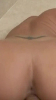 Güzel kaltak lauren phillips ve güzel carmen valentina bir adamı ve harika yarağını paylaştı