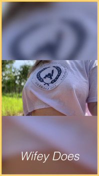 Juste une bonne journée qui traîne en exhibant mes seins dans exhibe ses seins en plein air