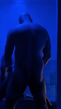 Muscle bear fickt latino in der schwulen sauna