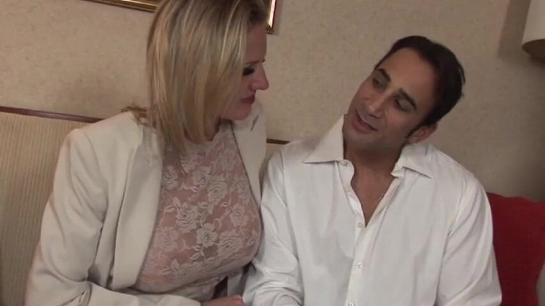 MILF stars: Milf tettona che indossa calze a rete si fa sborrare...