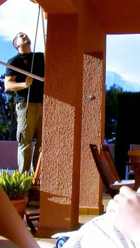 Búp bê tiffany tuổi teen Latinh để cho cậu bé hồ bơi đụ vào đít cô ấy