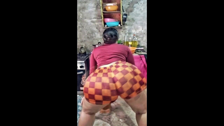 Xprohibidox1: チェック柄のショーツを着た大きなお尻