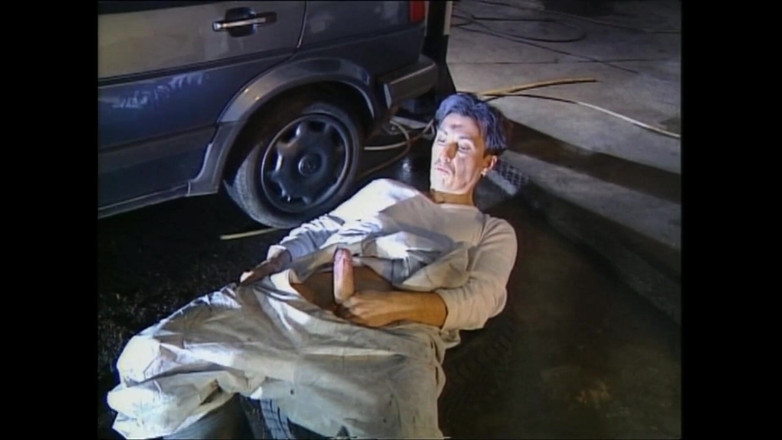 Bizzarre World: Velmi sexy DP pro děvku milf v garáži