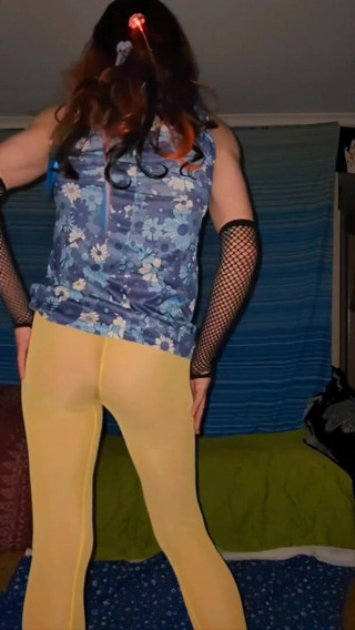 Lizzaali: Another clip i did in my yellow tights