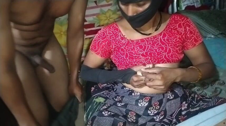 Kumari1996: Desi Village Bhabhi i jej żona zostały ostro wyruchane w nocy