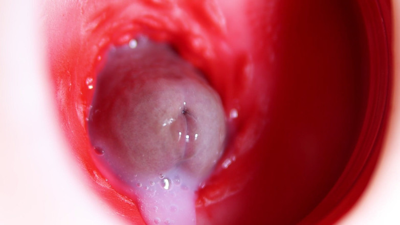 SEXY_GUYBEST: Schöner großer kopf gleitet in das süße glänzende loch des...