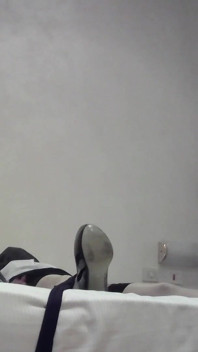 MILF trói vào giường, bịt mắt, bịt miệng và fucked