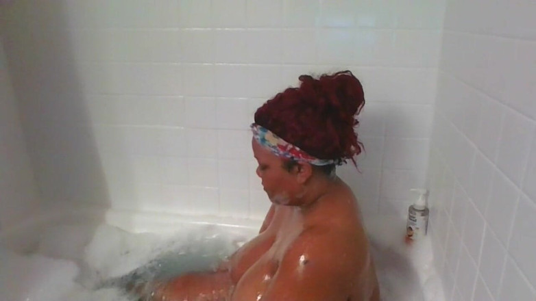 Busty queen: Take a bubble bath with me