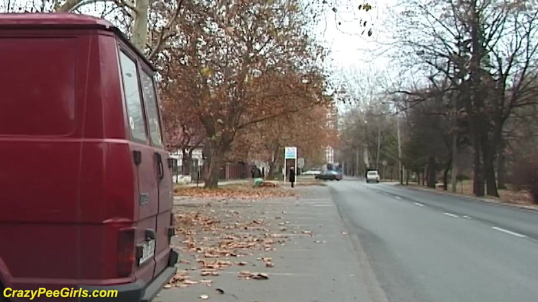 Crazy pee girls: Dziewczyna sika między samochodami