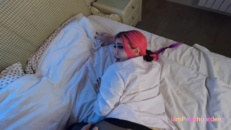 Peachgardens: Adik tiriku capek banget belajar dan aku ngentot pantat bahenolnya...