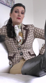 Şimdi de tabanlarımı yalaacaksın, başörtüsü sürtüğü! Lady Victoria Valente