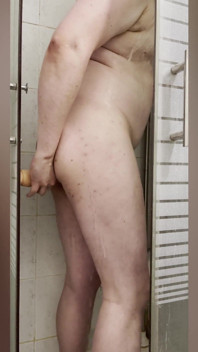 Vibrador na minha bunda debaixo do chuveiro, isso foi bom